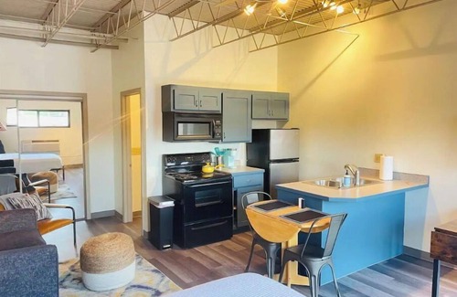 Tahlequah Appartement | Modern Downtown Studio living! Walker’s paradise!