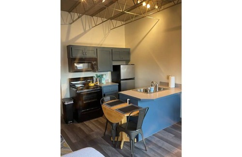 Tahlequah Appartement | Modern Downtown Studio living! Walker’s paradise!