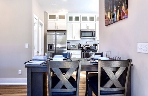 Hayes Maison | ⭐️ MODERN DURHAM RETREAT ⭐️ 🐕📚🏊‍♀️🏙🏥🛍🏟🍔🥂 CLOSE