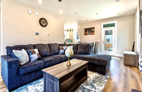 Hayes Maison | ⭐️ MODERN DURHAM RETREAT ⭐️ 🐕📚🏊‍♀️🏙🏥🛍🏟🍔🥂 CLOSE