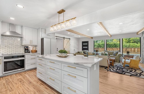 Redway Maison | Modern elegance in the redwoods, steps from the magnificent river beach