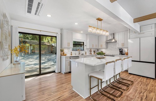 Redway Maison | Modern elegance in the redwoods, steps from the magnificent river beach