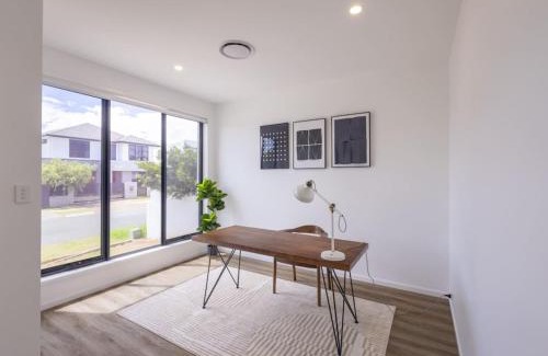 Rochedale Maison | Modern Elegance Spacious 5BR Retreat in Rochedale