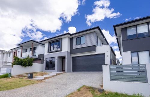 Rochedale Maison | Modern Elegance Spacious 5BR Retreat in Rochedale