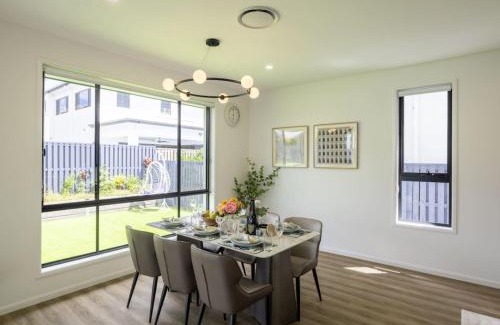 Rochedale Maison | Modern Elegance Spacious 5BR Retreat in Rochedale