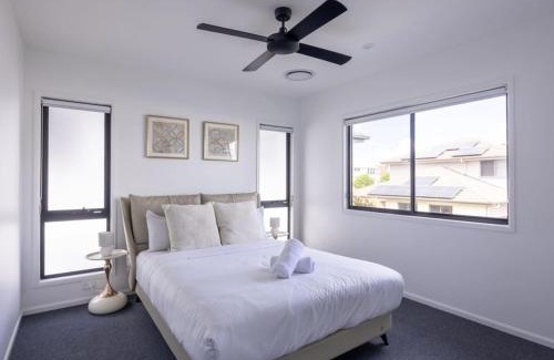 Rochedale Maison | Modern Elegance Spacious 5BR Retreat in Rochedale