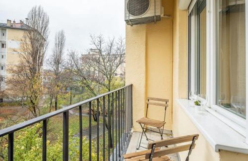 Lagymanyos Appartement | Modern Elegance Spacious and Cozy