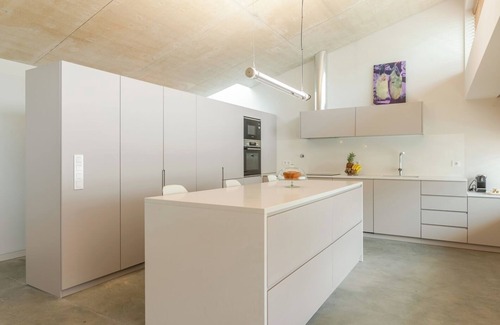 Aldoar Appartement | Modern Elegance w/Artistic Soul by HostWise
