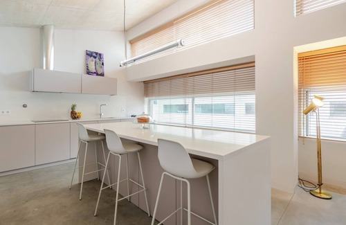 Aldoar Appartement | Modern Elegance w/Artistic Soul by HostWise