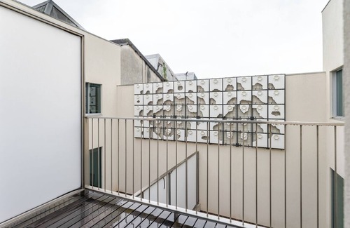 Aldoar Appartement | Modern Elegance w/Artistic Soul by HostWise