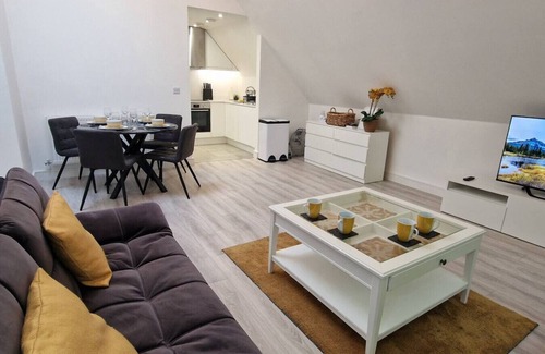 Whittington Appartement | Modern Elegant 2-Bed, free private parking