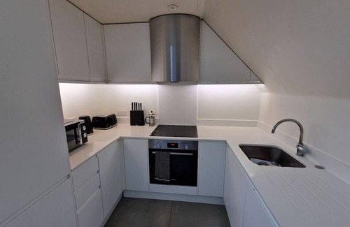 Whittington Appartement | Modern Elegant 2-Bed, free private parking