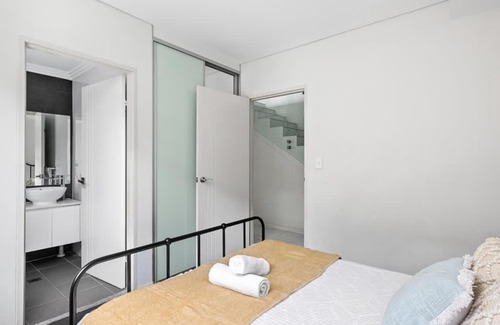 Revesby Maison | Modern Ensuite Queen Room - Serene Spot at Revesby