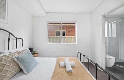 Revesby Maison | Modern Ensuite Queen Room - Serene Spot at Revesby