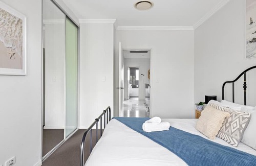 Revesby Maison | Modern Ensuite Queen Room - Serene Spot at Revesby