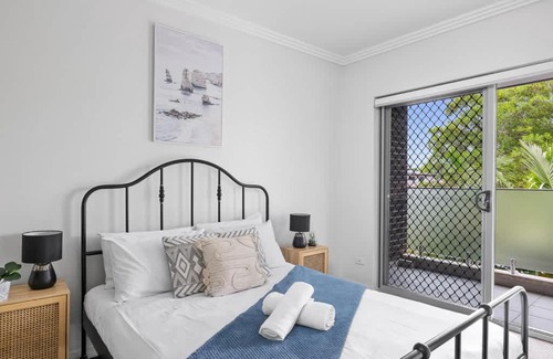 Revesby Maison | Modern Ensuite Queen Room - Serene Spot at Revesby