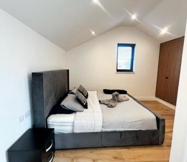 Havering Appartement | Modern Entire Unit 3BR, 3BA, balcony, 86inch TV - 15mins to city