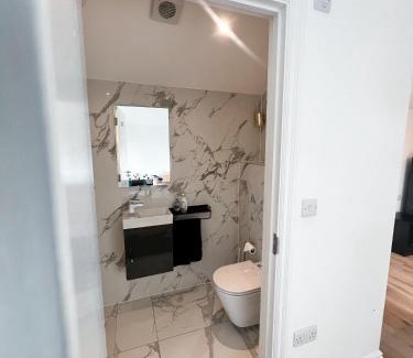 Havering Appartement | Modern Entire Unit 3BR, 3BA, balcony, 86inch TV - 15mins to city
