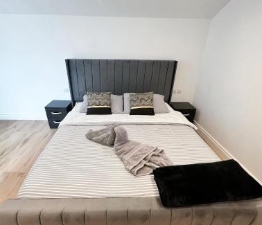 Havering Appartement | Modern Entire Unit 3BR, 3BA, balcony, 86inch TV - 15mins to city