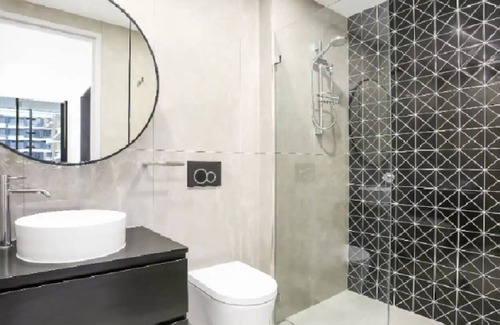 Pagewood Maison | Modern Escape: Gym, Heated Pool, Spa, Jacuzzi & Garden with BBQs, Pet Friendly