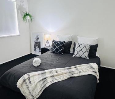 Melton West Maison | Modern Escape with Open Yard