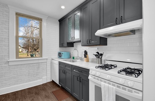 Olde Towne East Appartement | Modern European 👍 Style 1BR Near DT on Historic St.