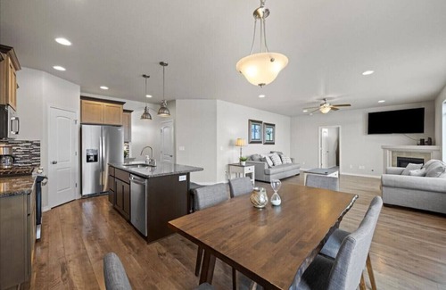 Tri-Cities Maison | Modern Family Friendly House