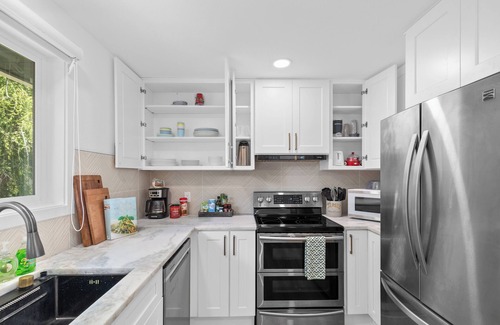 Highline Maison | Modern Family- Friendly 4BR w/AC + Yard Near Airport