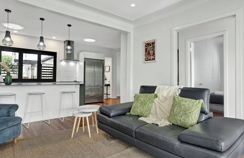 Graceville Maison | Modern family home in a leafy riverside suburb