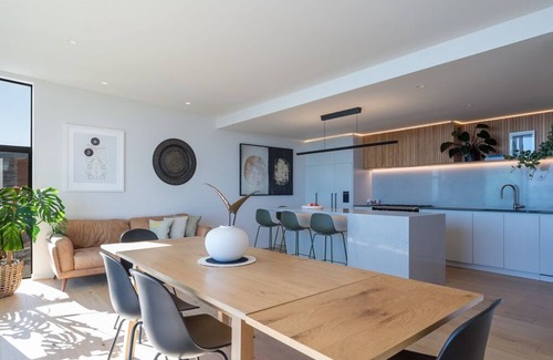 Nelson Maison | Modern Family home with Views, Sunsets and Space in Atawhai. 8 mins to Nelson.
