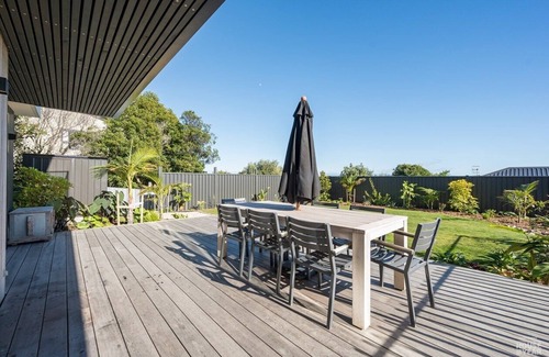 Nelson Maison | Modern Family home with Views, Sunsets and Space in Atawhai. 8 mins to Nelson.