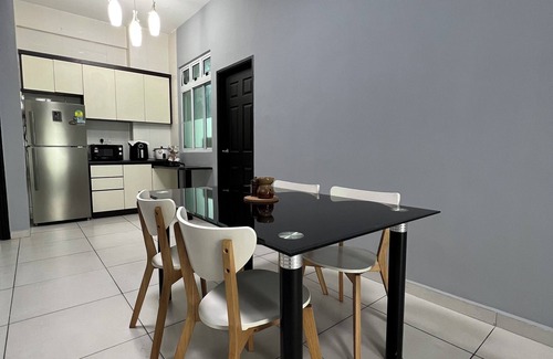 Central District Appartement | Modern Family Homestay Johor Bahru. FREE WIFI, Netflix, Disney hotstar & Parking