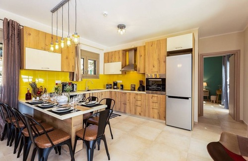 Monopari Villa | Villa familiale neuve avec piscine privée à seulement 10 minutes des plages de sable de Rethymno!