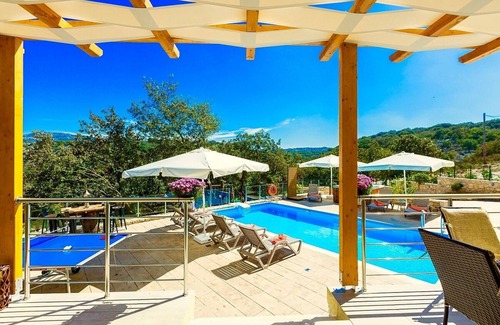 Monopari Villa | Villa familiale neuve avec piscine privée à seulement 10 minutes des plages de sable de Rethymno!