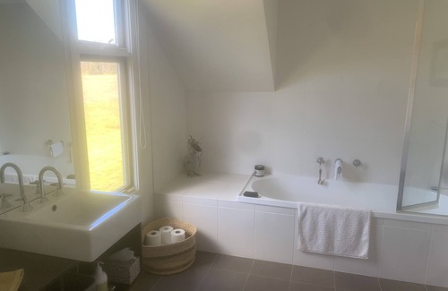 Fyans Creek Maison | Modern farm house with panoramic views of the Grampians