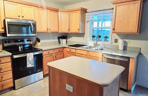 Middleburg Maison | Modern Farmhouse, Country Getaway, Christmas Tree Farm,Beautiful Views & Hot Tub
