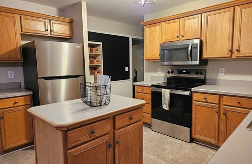 Middleburg Maison | Modern Farmhouse, Country Getaway, Christmas Tree Farm,Beautiful Views & Hot Tub