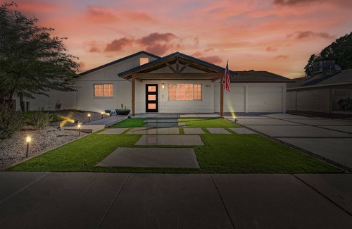Gililland Maison | Modern Farmhouse Resort with Private Pool in the heart of Tempe. Dog Friendly!