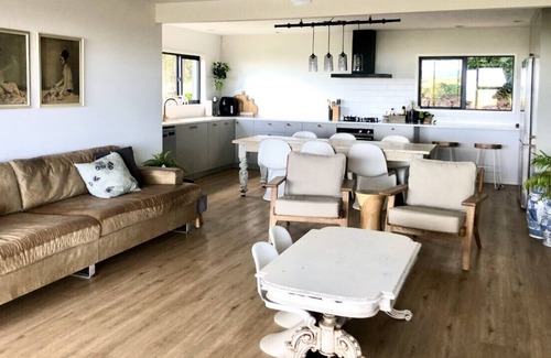 Western Bay of Plenty District Autre | Modern Farmhouse rural oasis in the Waihi Beach hills
