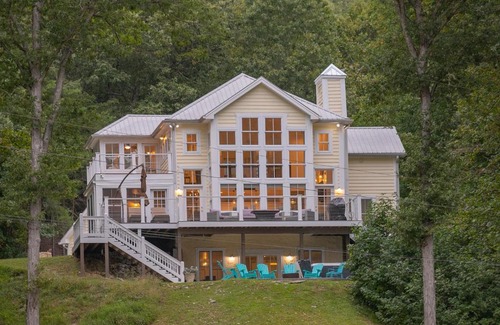 Waverly Chalet De Ski | Modern Farmhouse Style Chalet with amazing Kentucky Lake views - Dock, Hottub and Firepit!