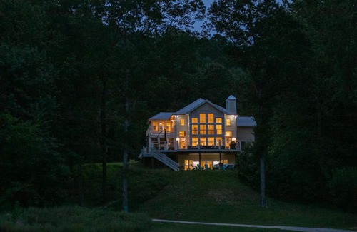 Waverly Chalet De Ski | Modern Farmhouse Style Chalet with amazing Kentucky Lake views - Dock, Hottub and Firepit!
