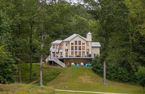 Waverly Chalet De Ski | Modern Farmhouse Style Chalet with amazing Kentucky Lake views - Dock, Hottub and Firepit!