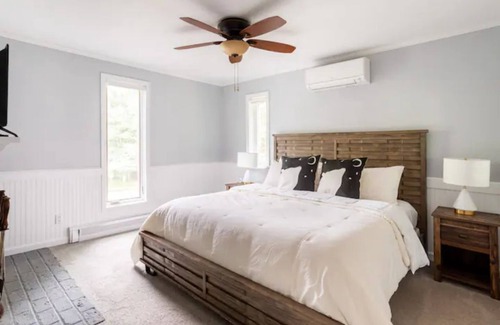 Freehold Maison | Modern Farmhouse with Pool in the Catskills
