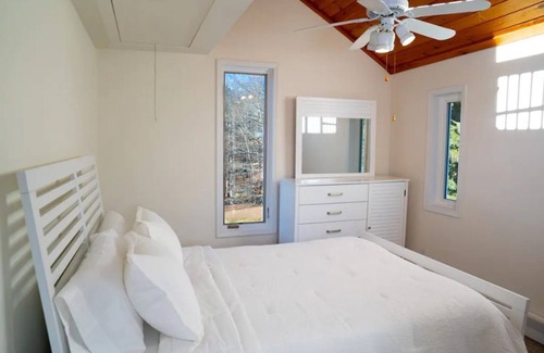 Freehold Maison | Modern Farmhouse with Pool in the Catskills