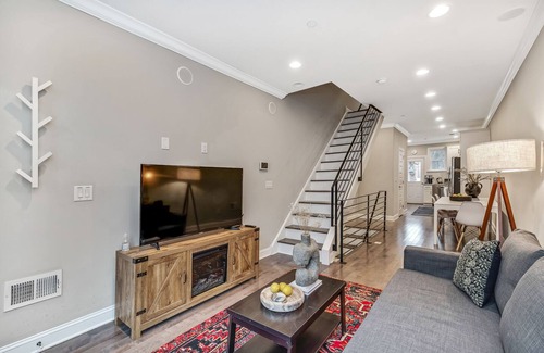 Fishtown Maison | Modern Fishtown 4Bed/3Bath w/ Roof-deck + Patio!