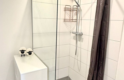 Neureut Sudlicher Teil Appartement | Modern Flat | washing machine, underfloor heating, rain shower