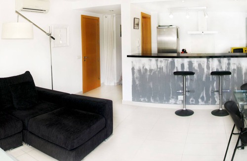 Cala San Vicente Appartement | Appartement moderne avec terrasse ensoleillée et vue sur les montagnes