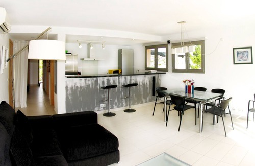Cala San Vicente Appartement | Appartement moderne avec terrasse ensoleillée et vue sur les montagnes