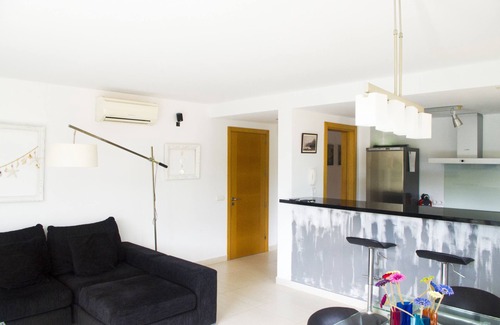 Cala San Vicente Appartement | Appartement moderne avec terrasse ensoleillée et vue sur les montagnes