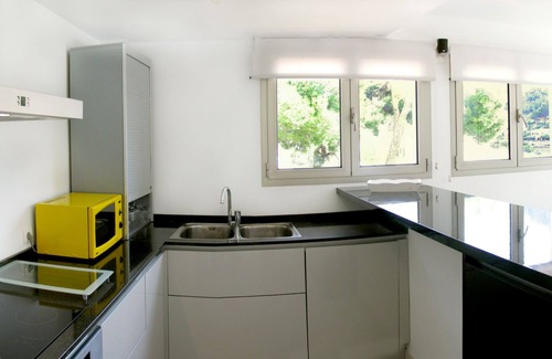 Cala San Vicente Appartement | Appartement moderne avec terrasse ensoleillée et vue sur les montagnes